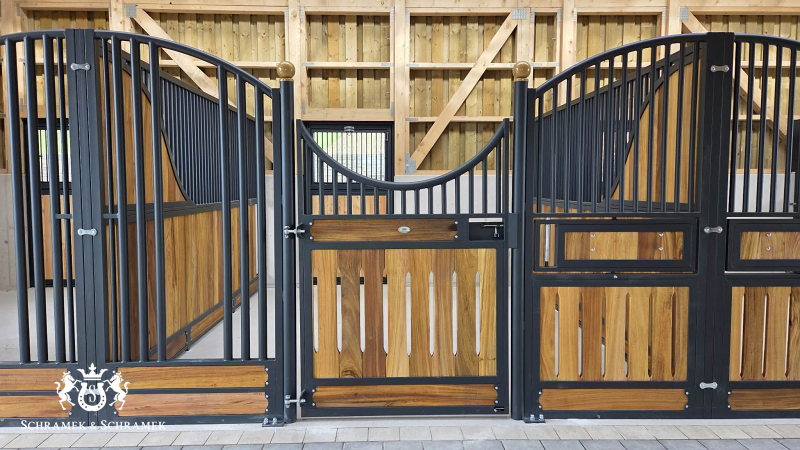 Innenboxen und Paddocktüren pulverbeschichtet und lackiert mit Denya Füllung, Österreich