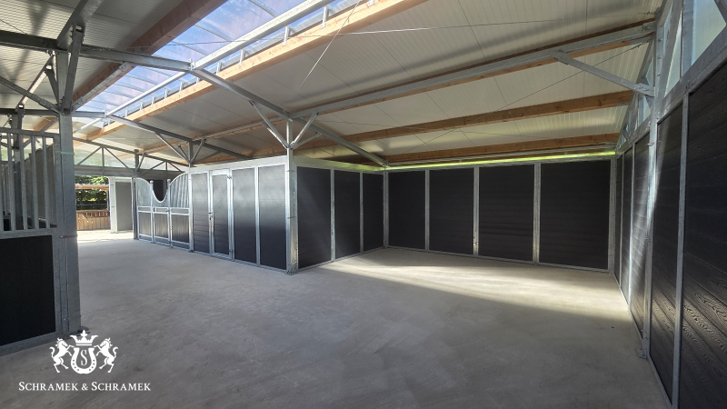Pferdestall mit 3 Innenboxen, Sattelkammer und Heulager, Kunststofffüllung Grau mit Holzoptik, Österreich