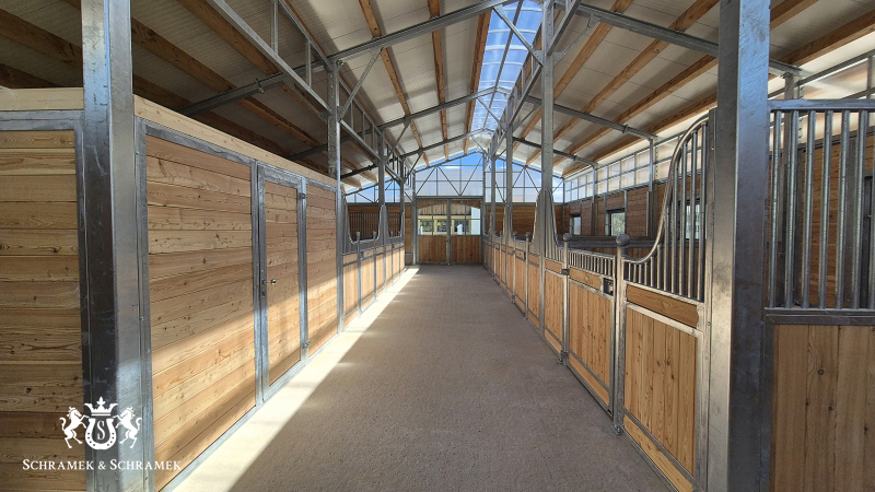 Stall mit 6 Innenboxen, Sattelkammer, Heulager, Lärche Holzfüllung, Deutschland